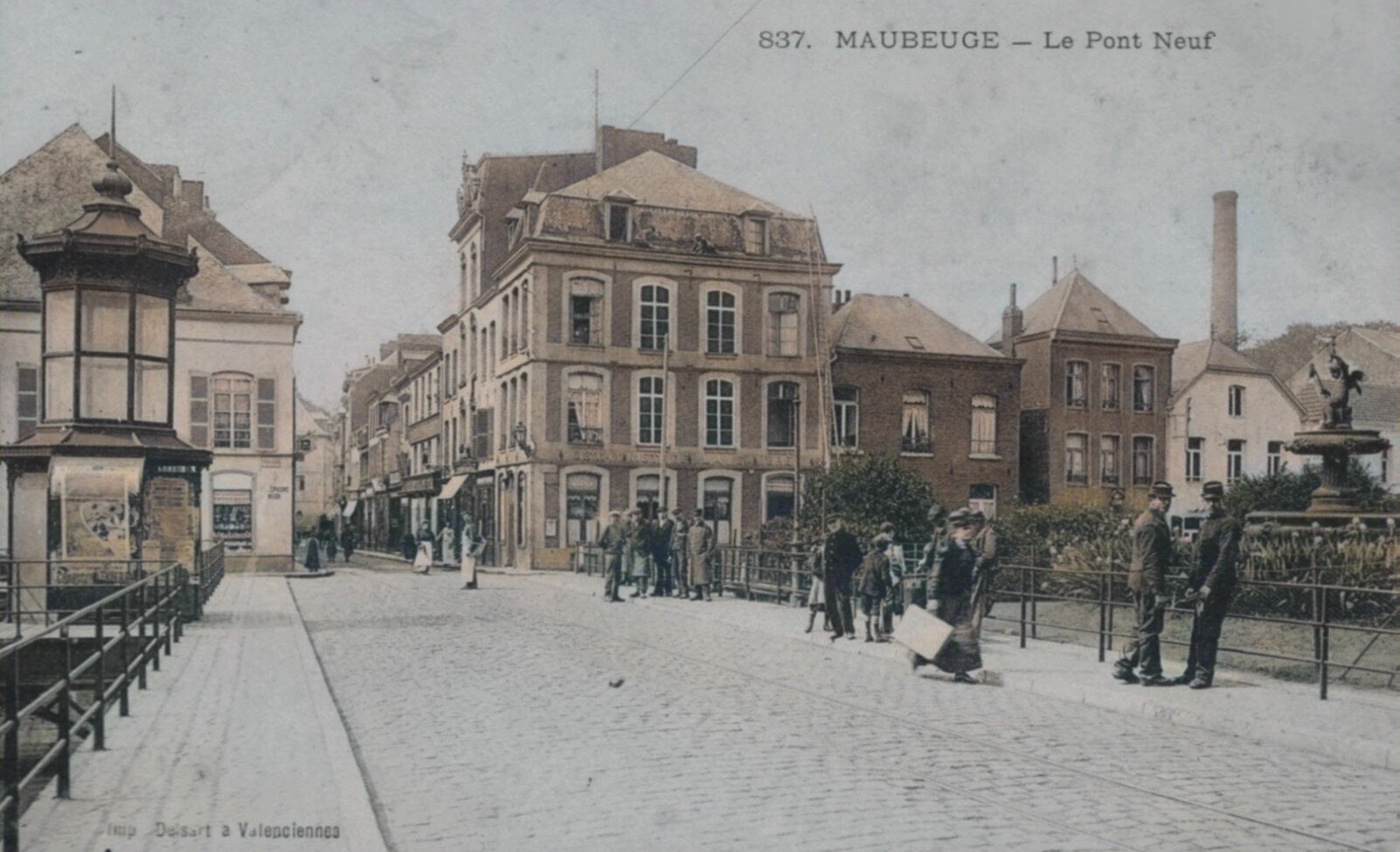 Cartes postales anciennes de Maubeuge, rue de France, le pont